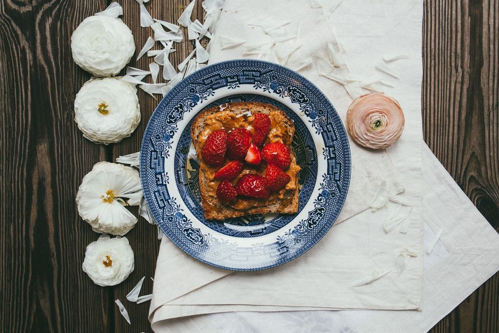 torrada com manteiga de amendoim e fruta